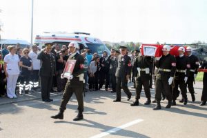 Bursa, şehidini 300 ara&ccedil;lık konvoy ve T&uuml;rk Bayraklarıyla karşıladı