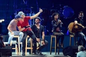 Enrique Iglesias Artvinli hayranıyla d&uuml;et yaptı