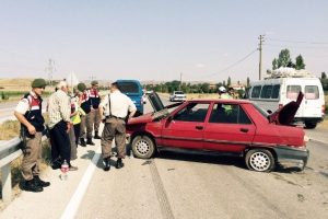 Otomobil bariyerlere &ccedil;arptı: 3 yaralı