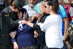Şehit annesi oğluna son kez bakmak istedi ama...