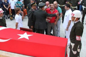 Bursa'da şehit evladını asker selamıyla uğurladı