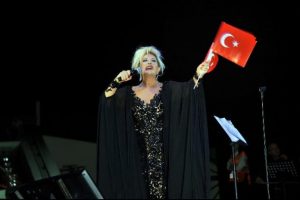 Emel Sayın, şehitleri unutmadı