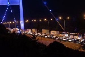 Otoyol ve k&ouml;pr&uuml;ler para bastı ama gişelerde trafik &ccedil;ilesi katlandı