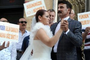 Gelin ve damat, cenaze m&uuml;ziğiyle dans etti!