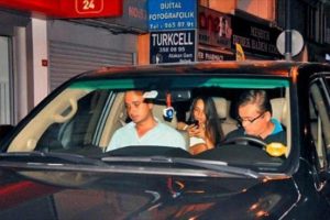 Korumalarla geziyor...