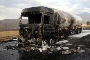 Karakola gaz y&uuml;kl&uuml; tankerle saldırı girişimi