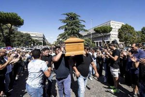 Mafya babasına ihtişamlı cenaze t&ouml;reni