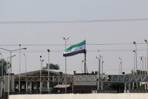 Tel Abyad g&uuml;mr&uuml;k kapısına &Ouml;SO bayrağı dikildi
