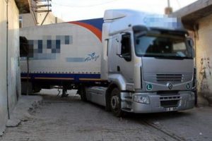 Ter&ouml;ristler el koydukları TIR'ı emniyete s&uuml;rd&uuml;