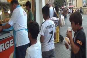 Taksim'de 35 Suriyeli &ccedil;ocuğa d&ouml;ner ısmarladı, parayı &ouml;demeden kayıplara karıştı
