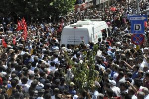 B&uuml;t&uuml;n il&ccedil;e şehidin arkasından y&uuml;r&uuml;d&uuml;