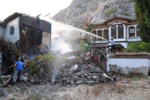 Tarihi mahallede 2 ev yandı