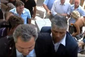 Yunan Savunma Bakanı'na yumurtalı protesto