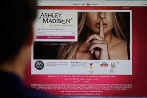 Ashley Madison skandalı b&uuml;y&uuml;yor