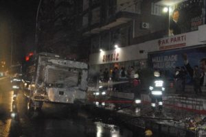 Ak Parti binası &ouml;n&uuml;nde bekletilen TOMA'ya bomba atıldı: 1 polis yaralı