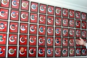 Şehit fotoğraflarını dernek duvarına 'sığsın' diye k&uuml;&ccedil;&uuml;lt&uuml;l&uuml;yor