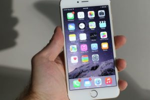 Samsung g&ouml;z&uuml;n&uuml; iPhone'a dikti