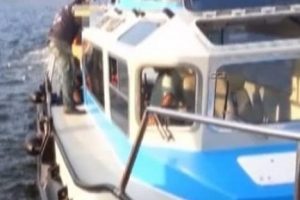 Polisi g&ouml;r&uuml;nce denize atladı