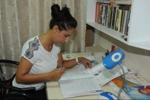 Dışarıdan orta eğitimini tamamladı, hukuk fak&uuml;ltesini kazandı