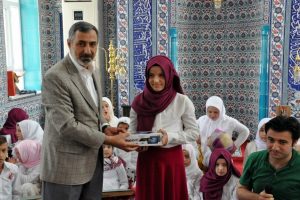 Bursa'da Hadis-i Şerif yarışmasında &ouml;ğrenciler tabletle &ouml;d&uuml;llendirildi