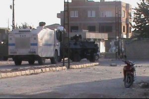 Hendekleri kapatan polislere silahlı saldırı