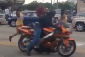 Dans&ccedil;ı kıza b&ouml;yle &ccedil;arptı