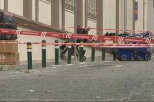Bursa'da tarihi belediye binası &ouml;n&uuml;nde bomba paniği