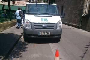 Bisiklet yoluna park eden yandı