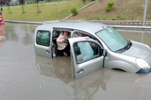 Yağmur yağdı, ara&ccedil;lar biriken sularda kaldı