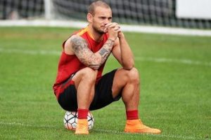 Sneijder'i &ccedil;ıldırtacak teklif? Yıllık &uuml;creti...