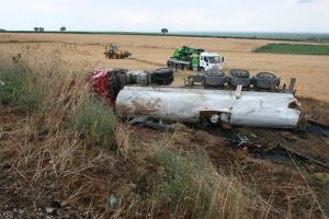 Bursa'da asit y&uuml;kl&uuml; tanker devrildi!