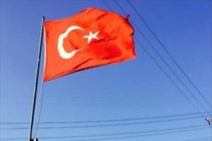 T&uuml;rk bayrağını kurşunladılar