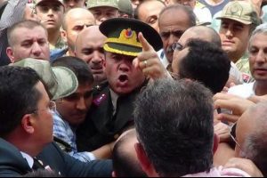 Şehit y&uuml;zbaşının yarbay ağabeyi isyan etti!
