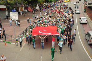 Bursaspor taraftarlarından 'Ter&ouml;re Lanet' y&uuml;r&uuml;y&uuml;ş&uuml;