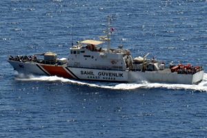 Ege Denizi'nde ka&ccedil;akları taşıyan tekne battı
