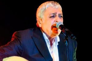 Nostaljik şarkılarıyla b&uuml;y&uuml;ledi...