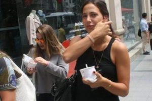 Zehra &Ccedil;ilingiroğlu'nun dondurma keyfi...