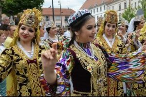 Fransa'da beş kıtadan 500 sanat&ccedil;ı bir araya geldi...