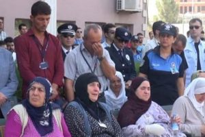 Şehit polise K&uuml;rt&ccedil;e ağıtlarla veda