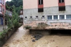 Fıkra gibi: Dere yatağına bina!