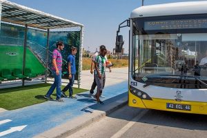 Otob&uuml;s&uuml; 'trib&uuml;nde' bekliyorlar