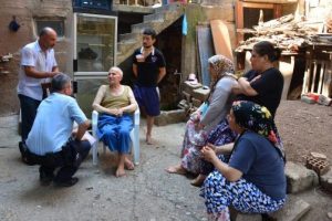 Fel&ccedil;li adam, yan odada &ouml;len eşi i&ccedil;in bir g&uuml;n yardım bekledi