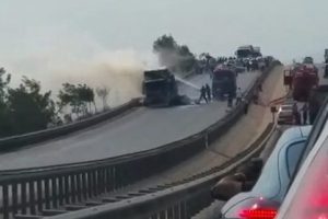 Bursa'da kamyon alev topuna d&ouml;nd&uuml;