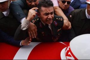 Şehit y&uuml;zbaşının yakınlarından sosyal medyadaki iddialara tepki