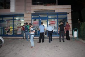 &Ccedil;alışanların ellerini bağlayıp 16 bin TL &ccedil;aldı