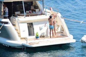 Fahriye Evcen ile Burak &Ouml;z&ccedil;ivit'in deniz sefası...