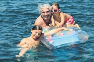 Erdal &Ouml;zyağcılar torunlarıyla keyifte...