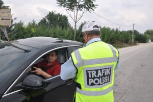Bursa'da emniyet kemeri takana teşekk&uuml;r, takmayana ceza...