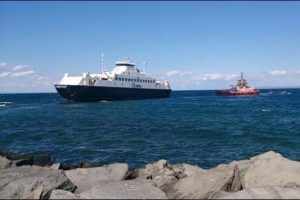 Makine arızası yapan G&ouml;k&ccedil;eada feribotu yolda kaldı
