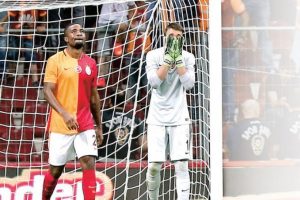 Muslera d&ouml;k&uuml;l&uuml;yor